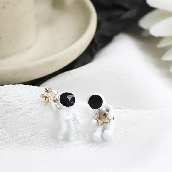 ✨ModCloth Space Joy Astronaut Earrings - Picture 1 of 5